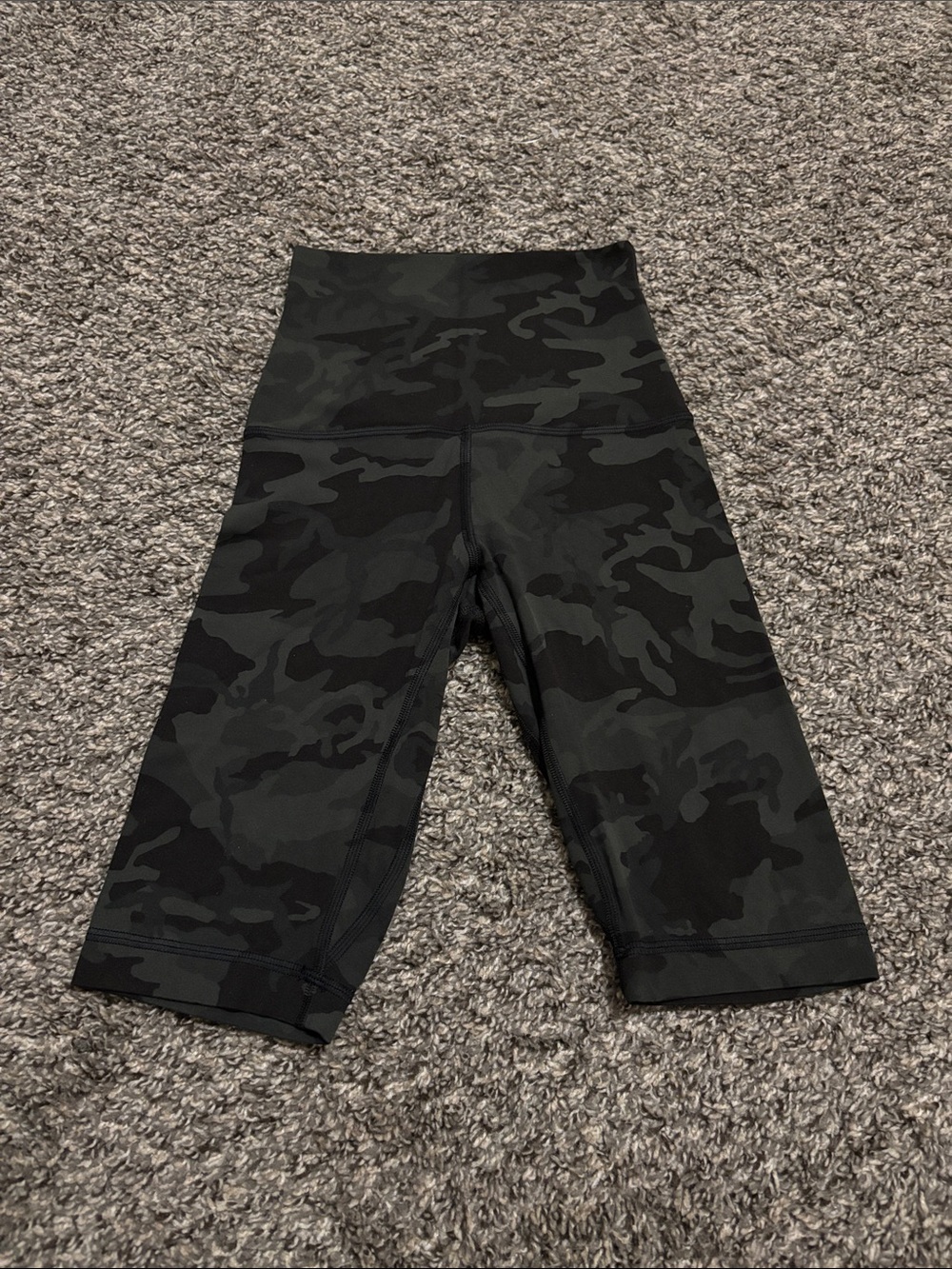 Lululemon camo cropped leggings 2 athletic athleisure gym exercise yoga workout